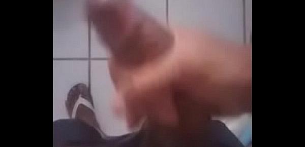  Leonardo Rodrigues Gozando no Banheiro de Cueca Boxer Preta